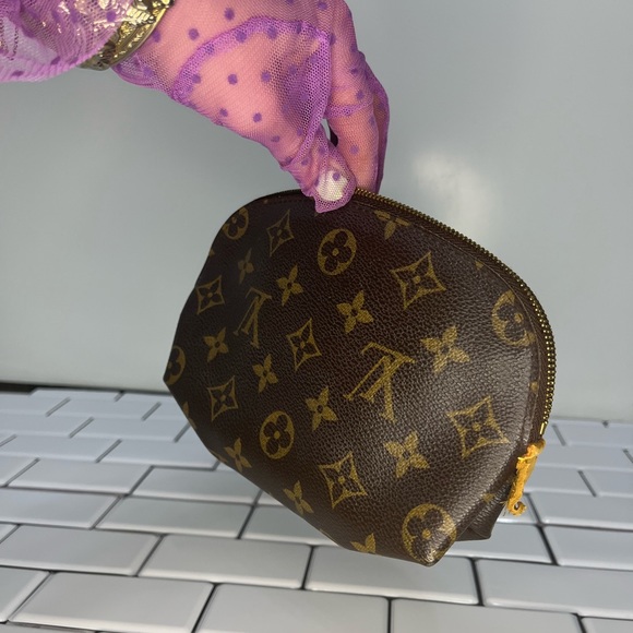 LOUIS VUITTON
Monogram Cosmetic Pouch - Picture 6 of 10